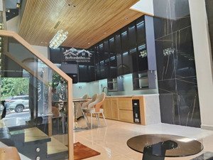 cần bán nhà 3 tầng mới xây xong tp đà nẵng gần cầu nguyễn tri phương sau lưng võ chí công