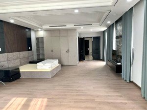 chdv mới setup mới 100% full nội thất rộng 40m full bancol trong khu biệt thự công viên làng hoa