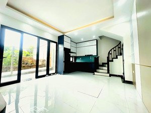 bán gấp giảm 200tr bán nhanh nhà tại thạch bàn, 5,6 tỷ s: 39m2 nội thất đầy đủ, hàng xóm aeon mall