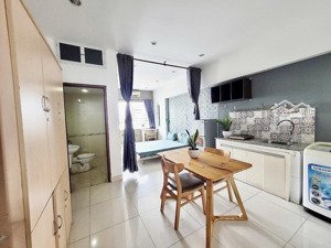 căn hộ ban công lớn-máy giặt riêng-thang máy- ngay vạn hạnh mall,đh huflit,bách khoa,hoa sen q10