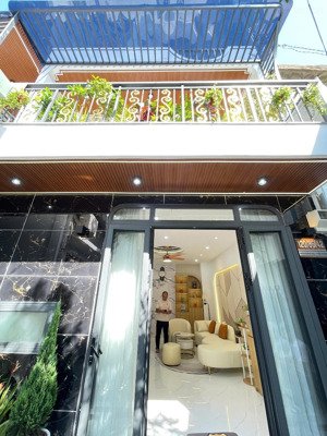 siêu phẩm sân vuờn cây xanh hồ cá rộng 90m2 tại phú nhuận 3pn lớn ban công, full nội thất chỉ 7.4ty