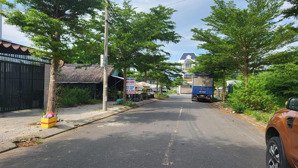 chủ bán lô đất đẹp có 102. diện tích 100m2 kẹp đường đi bộ 200 m