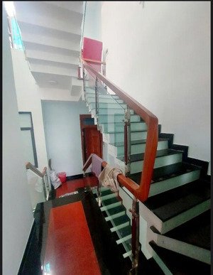 nhà đẹp ở ngay - 150m ra biển - đường 10.5m.
đường hồ thấu - sơn trà - đà nẵng.