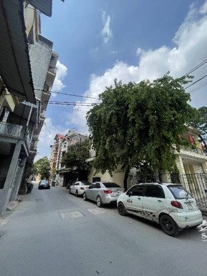 trung tâm - vị trí víp - 2 ngõ - vài bước ra phố - ô tô vào nhà - khách thuê 8 triệu / tháng - 50m