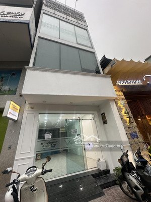 cho thuê nhà mặt tiền quận 3 giá 25 triệu, nhà 4 lầu mới ốp kinh, đỗ ô tô , vĩa hè rộng thoáng.