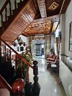 nhà ở đẹp ốp gỗ 2 mặt tiền hẻm khu vực tân phú (có thương lượng)