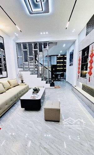 nhà xuân thủy 4 tầng 42m2, giá chỉ 10,6 tỷ, ngõ thông, gần ô tô, full nội thất, cực hiếm