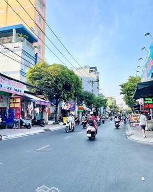 độc lập, chỉ 2 căn ra măt tiền đường, hẻm 10m, 4.3x17m