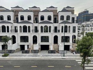 bán liền kề ciputra 140m2 mt 7m, thiết kế 4 tầng 1 hầm, có 6 phòng ngủ, hướng tây nam cực hiếm