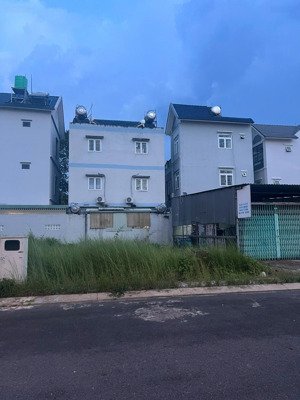 cần bán nhanh lô đất đông đúc cách tên lửa 15p xung quanh kcn phù hợp xây nhà trọ cho thuê