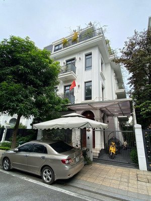 biệt thự xẻ khe trung tâm cầu giấy - ở - kinh doanh văn phòng. dt140m*4t. giá 42,5 tỷ.