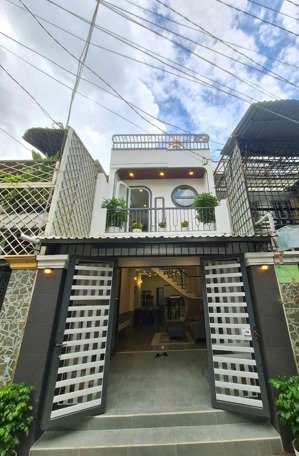 bán gấp nhà đường hồ biểu chánh, phú nhuận, dt 67,5m2, giá 4 tỷ 240, shr, đang cho thuê 16 triệu/th