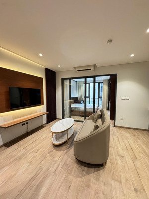 cho thuê 2 ngủ 1 khách + 2wc ở phố xã đàn. toà mới, oto đỗ cửa, tivi, full đồ. diện tích 80m