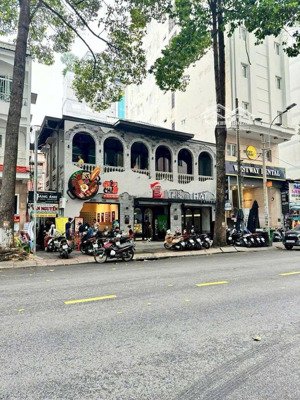 bán nhà góc 2 mặt tiền đường khu hai bà trưng. dt 340m2(17 x 20m), 5 tầng. giá 100 tỷ tl - tin thật