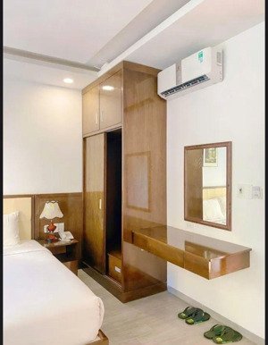 bán khách sạn hoa khôi phố biển an thượng đà nẵng. + vị trí: mặt tiền lô góc.
+ dt 122 m2 ngang 7m