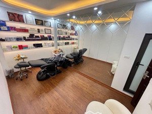 ô tô đỗ cổng 1 bước ra phố 6 tầng full nội thất sân cổng riêng giáp bát 5.9 tỷ