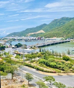 bán căn hộ ccu 3 phòng ngủ view biển và sông hướng ban công đông nam.
