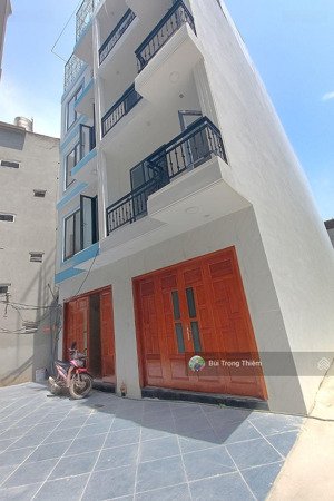 bán nhà đẹp 5 tầng 3 ngủ 42m2 gần hồ phúc đồng, long biên có sân rộng thoáng giá 6,x tỷ