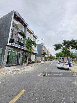nhà cực đẹp chỉ 4.5 tỉ kdc vip. 3 tầng mới full nội thất xịn. lh sớm 