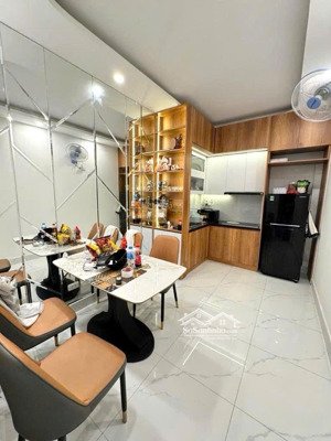 ô tô đỗ cổng 6 tầng full nội thất sân cổng riêng