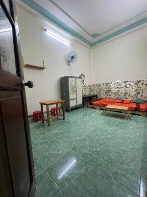 lầu 2,có máy lạnh,cửa sổ,bếp và nvs riêng thoáng mát