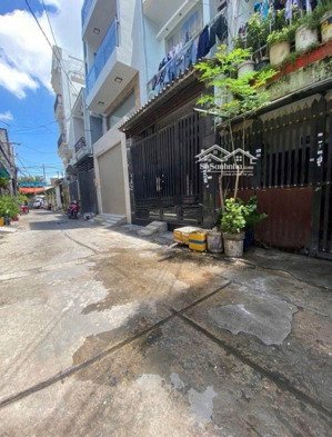 6 tỷ 550 thương lượng bán nhà mới 4 tầng, đường 6 mét ,diện tích : ngan 4 mét - dài 14 mét.