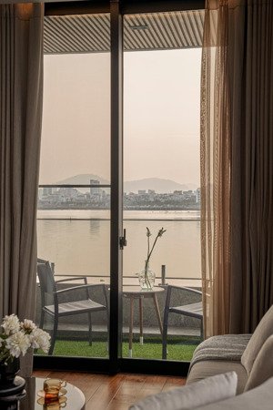 bán biệt thự view trực diện sông hàn.3 tầng full toàn bộ nội thất mới xịn.dt 300m2 khu eurovillage