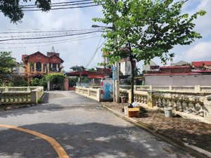 mảnh đất to, kiêu kỵ- mặt hồ - oto 7 chỗ vào nhà - gần vin - cần bán gấp