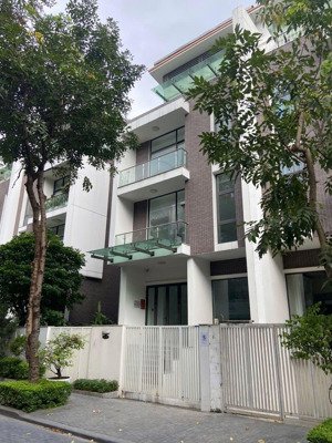 chính chủ cho thuê nhà 29a imperia nguyễn huy tưởng. dt: 200m2 x 4,5 nổi và 1 hầm. ô tô tránh nhau