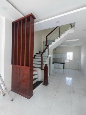 bán nhà 3 tầng ở phú hữu, đường 8m thông thoáng