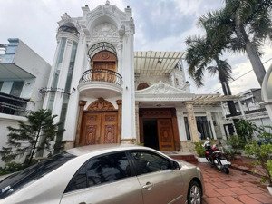 biệt thự sân vườn giữa lòng dĩ an chỉ 8.6 tỷ sổ riêng đường xe tải thông diện tích : 240 m2