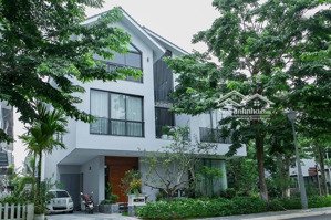 chính chủ gửi bán biệt thự song lập marina ecopark diện tích 207 m2, cách hồ thiên nga chỉ 300m