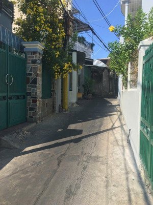 bán nhà đúc 2 tầng kiên cố còn mới hẻm đồng nai dt 93,1m2, xung quanh nhiều tiện ích, giá 4,2ty tl