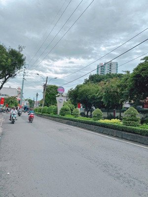 nhà mới mặt tiền 607 bình thới q11 . lh/ điệp 