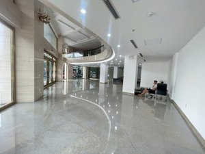 cho thuê vị trí đắc địa 82 trần thái tông, cầu giấy, mặt tiền 35m