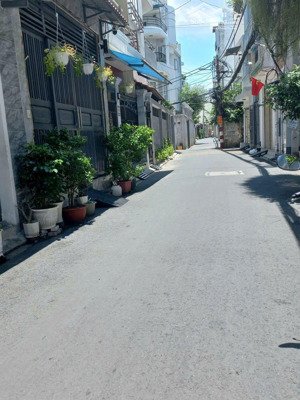 siêu phẩm sân vườn nghỉ dưỡng ngay thích quảng đức phú nhuận. gần hxh. dtsd 90m2 6,2 x10m 2t 3pn