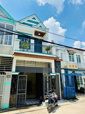 cần bán nhà tại xã bà điểm- kdc 158 đường xe tăng 2 tỷ 50tr tl