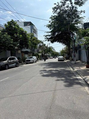 bán nhanh lô đất phố đường 18m, giáp dự án sân bay củ, cách biển chỉ 800m