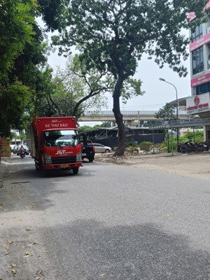 tòa vp 8 tầng mt khủng 10m ngay ngã 5 2 mặt đường chủ cần bán nhanh