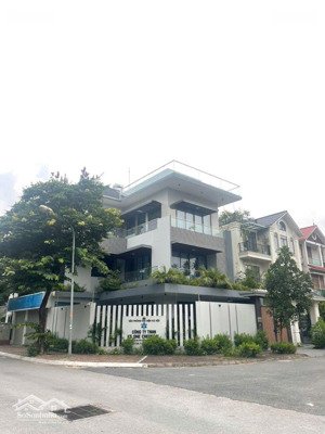 cần bán biệt thự thành phố giao lưu. dt 180m2