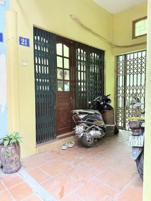 gần minh khai_ 4 tầng dân xây_chủ công chức văn minh lịch sự, ở giữ gìn nhà như mới_sổ đỏ cc