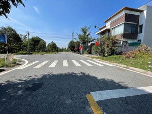 chính chủ gửi đất thành phố mới, đối diện công viên, 100m2 full thổ cư. dân cư đông đúc, giá 2tỷ460