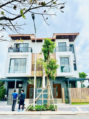 nhà phố la home, có sân vườn 3.3 tỷ/căn 100m2. tiện ích đầy đủ được trả góp dài hạn 