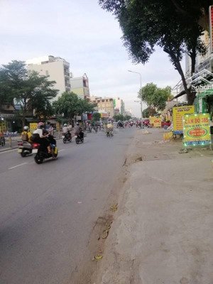 bán nhà mặt tiền tây thạnh, diện tích 4mx24m, sổ vuông , vỉa hè 8m thoái mái đậu xe, gần nhà ga t3