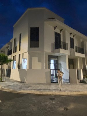 cho thuê nhà phố liền kề căn góc 2 mặt tiền, vị trí đắc địa!