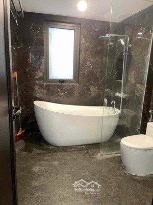 cho thuê nhà 60m* 5 tầng, ngõ hàng bột, thang máy, phường cát linh, quận đống đa, giá 22 triệu.