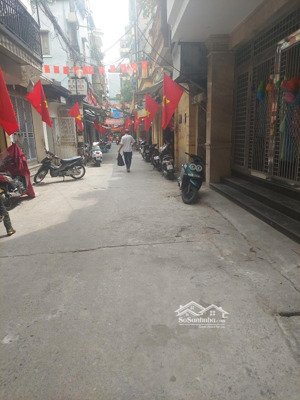 mặt ngõ rộng, thông kinh doanh giá đầu tư. gần phố vô vàn tiện ích. dt 25m4t mt 3m giá 5,1 tỷ