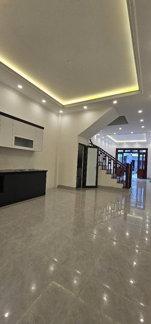 hoa hậu chân dài phúc lợi - 75m2 - 4 tầng - có sân để xe rộng - thoáng giá 8,2 tỷ