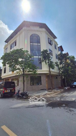 cho thuê biệt thự lô góc 168 nguyễn xiển, đất 200m2 xây dựng 150m2 * 4,5 tầng, giá 50 triệu