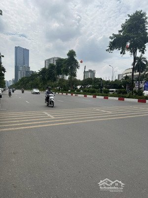 mặt phố văn cao toà văn phòng 10 tầng dòng tiền 250tr/tháng vị trí vip ba đình